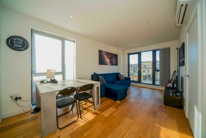 2 Bedroom Flat To Rent In Waleorde Rd, Elephant & Castle, London, SE17