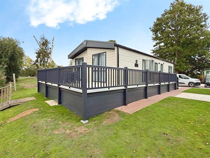 2 Bedroom Park Home For Sale In Lakes Country Park, Ealand, Scunthorpe, DN17