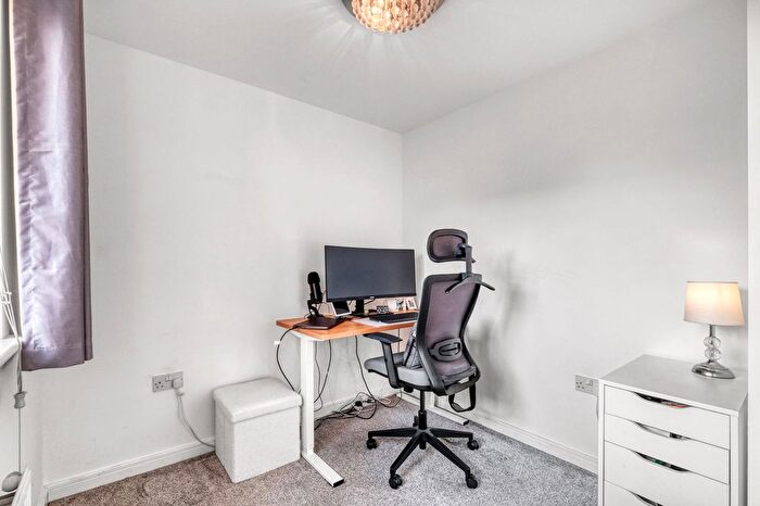 2 Bedroom Flat For Sale In New Meadow Close, Shirley, Solihull, B90