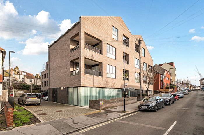 1 Bedroom Apartment For Sale In Chipstead Avenue, Thornton Heath, CR7