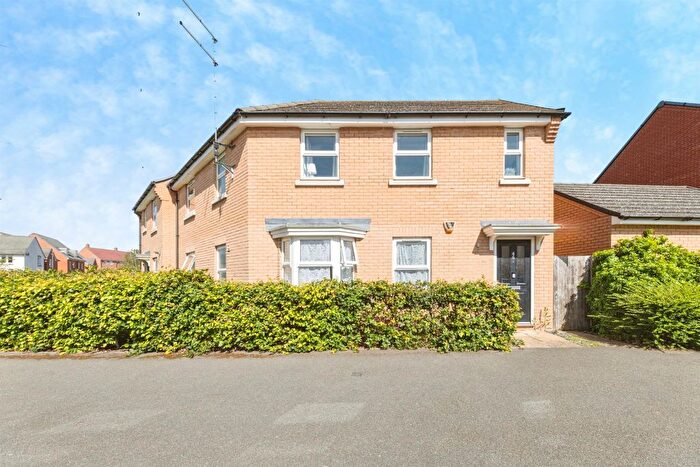 2 Bedroom Maisonette For Sale In Paradise Orchard, Aylesbury, HP18