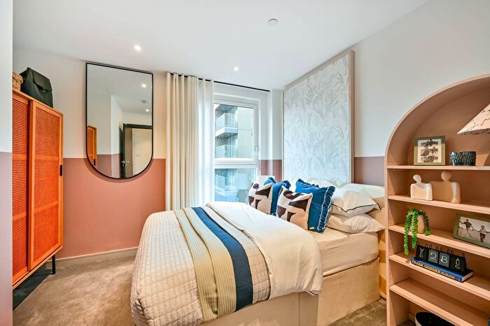 3 Bedroom Flat For Sale In Eden Grove, Staines, TW18