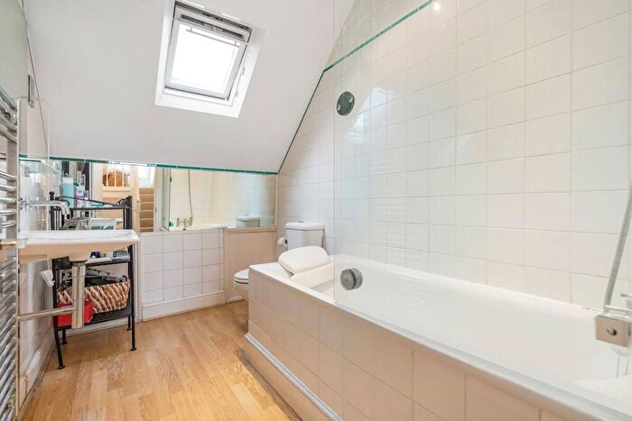 2 Bedroom Flat To Rent In Cavendish Road, Clapham South, London, SW12
