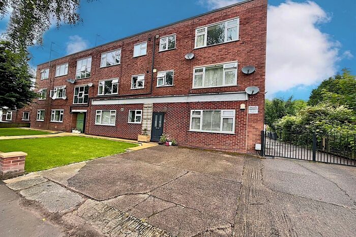 2 Bedroom Flat To Rent In Parrs Wood Road, Didsbury, Manchester, M20