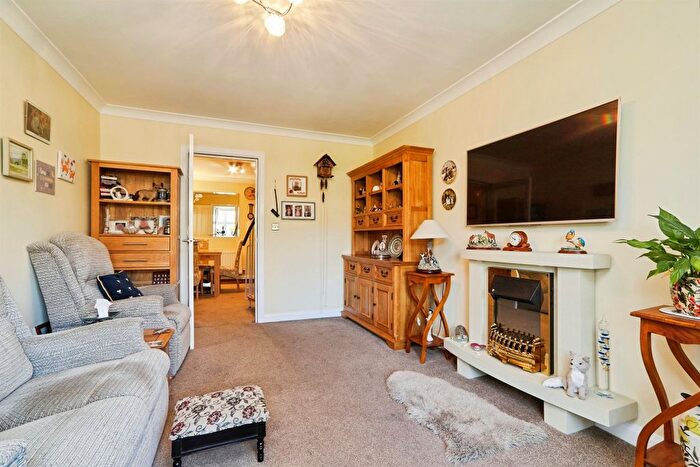 2 Bedroom Flat For Sale In Salters Garden, Pudsey, LS28