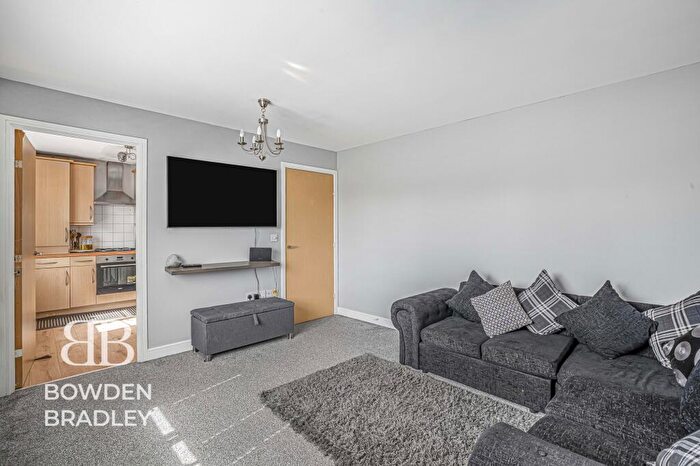 1 Bedroom Flat For Sale In Fencepiece Road, Oakside Court Fencepiece Road, IG6