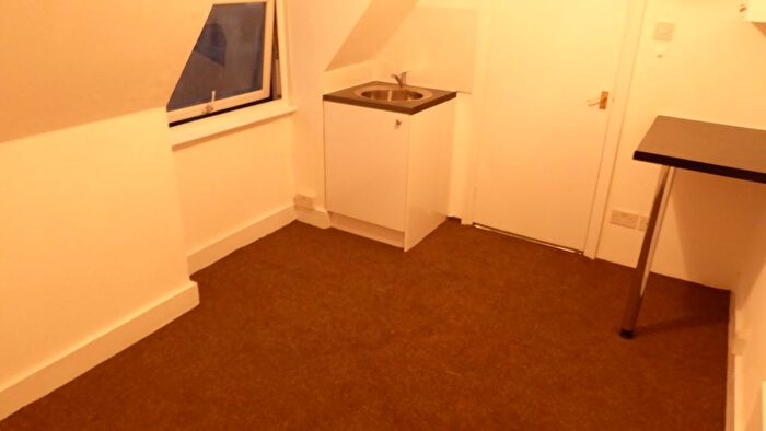 Studio To Rent In Golders Green Road, London, NW11