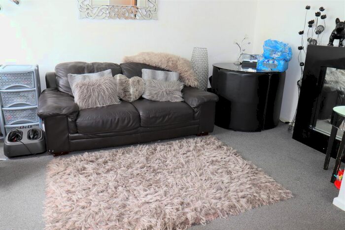 2 Bedroom Flat For Sale In Quilter Close, Luton, LU3