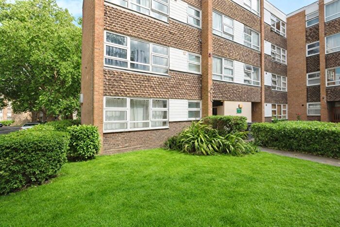 1 Bedroom Flat For Sale In Sutherland Grove, Teddington, TW11