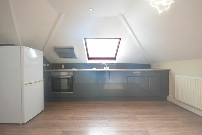 2 Bedroom Flat To Rent In Rosendale Road, London, SE24