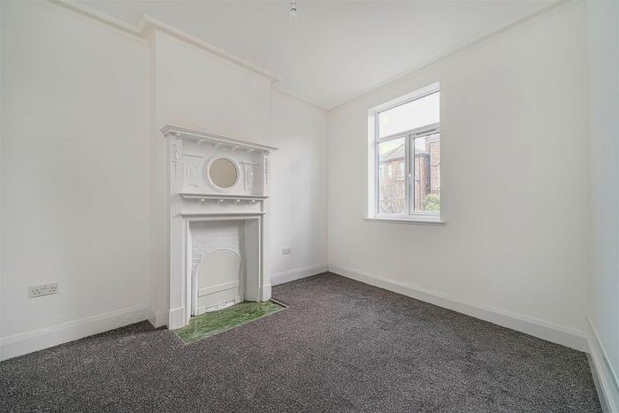 3 Bedroom Flat To Rent In Norwood Road, Herne Hill, SE24
