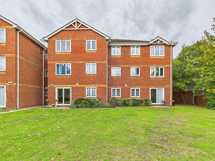 1 Bedroom Flat For Sale In Benfleet Road, Benfleet, SS7
