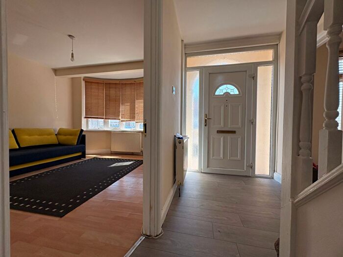 7 Bedroom Semi-detached House To Rent In Jeymer Drive, Greenford, UB6