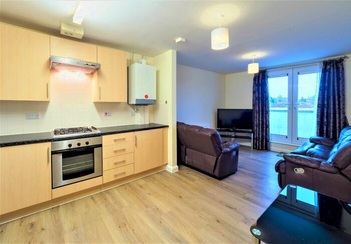 2 Bedroom Flat To Rent In Royal Court, Queen Marys Avenue, Watford, Hertfordshire, WD18