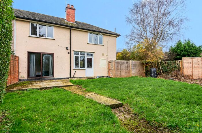 4 Bedroom Semi-Detached House To Rent In The Oval, Guildford, GU2