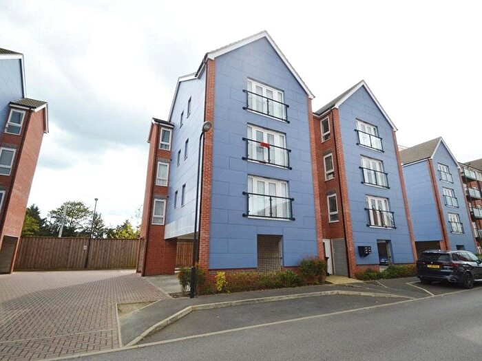 2 Bedroom Flat For Sale In Chadwick Road, Slough, Berkshire, SL3
