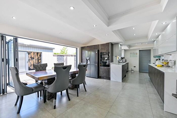 5 Bedroom Semi-Detached House For Sale In Lower Cippenham Lane, Slough, SL1