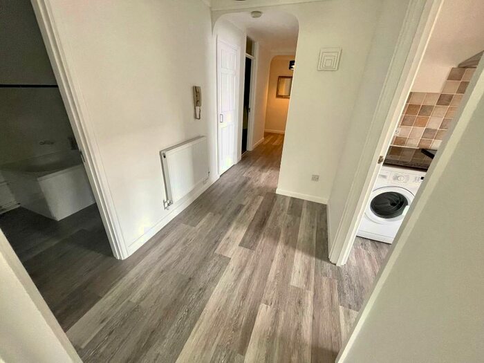 2 Bedroom Flat To Rent In Byron Road, Worthing, West Sussex, BN11