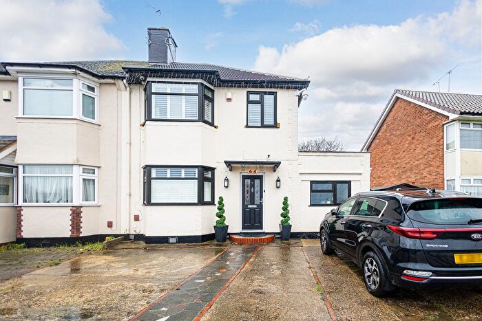 4 Bedroom Semi-Detached House For Sale In Snakes Lane, Southend-On-Sea, SS2