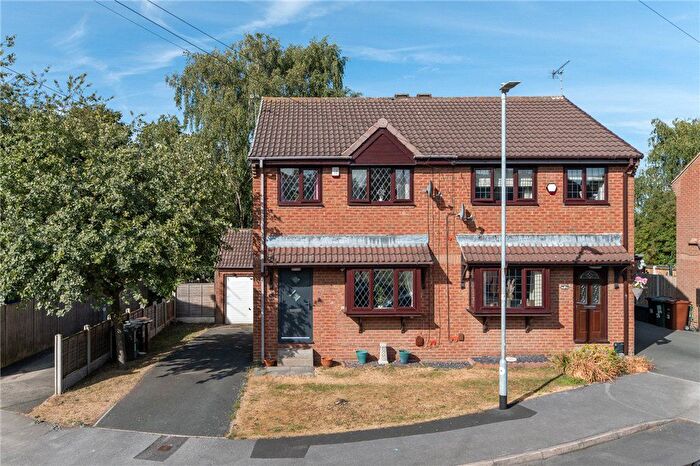 3 Bedroom Semi Detached House For Sale In Topcliffe Grove, Morley, Leeds, West Yorkshire, LS27
