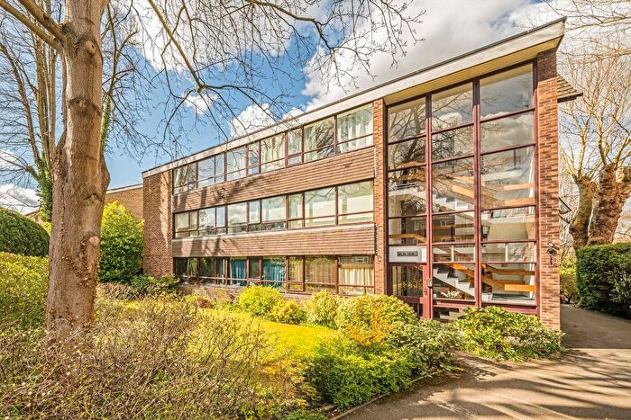2 Bedroom Flat For Sale In Lovelace Road, Surbiton, KT6