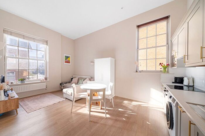 1 Bedroom Flat For Sale In Garratt Lane, Earlsfield, SW18
