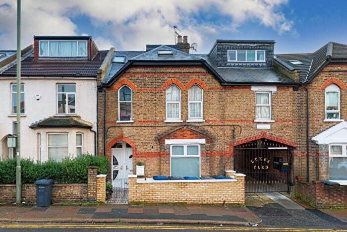 2 Bedroom Apartment For Sale In Station Road, Hendon, NW4
