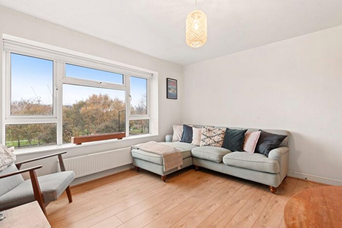 2 Bedroom Flat To Rent In Queensbridge Court, Queensbridge Road, E2