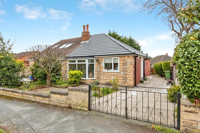 2 Bedroom Semi-Detached Bungalow For Sale In Field End Gardens, Leeds, LS15