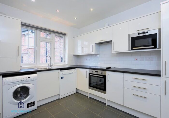 3 Bedroom Maisonette To Rent In Deansway, London, N2