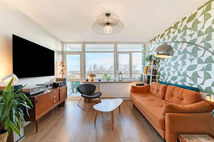 2 Bedroom Flat To Rent In Fitzhugh Grove, London, SW18