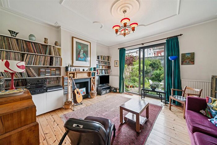 2 Bedroom Flat For Sale In Ennismore Avenue, London, W4