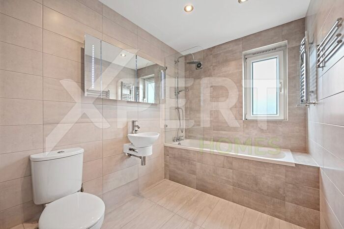 2 Bedroom Flat For Sale In Farm Road, Hounslow, TW4