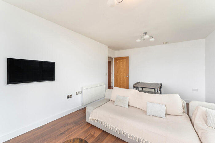 2 Bedroom Flat To Rent In Blackwall Way, Blackwall, E14