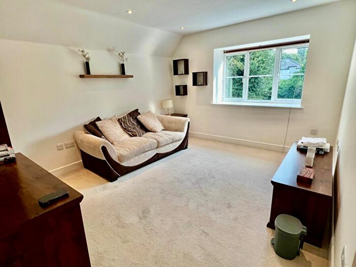 2 Bedroom Flat To Rent In Ray Park Avenue, Maidenhead, SL6