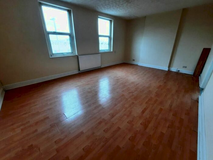 2 Bedroom Flat To Rent In Bury New Road, Salford, M7