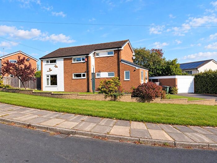 4 Bedroom Detached House For Sale In Henley Avenue, Dewsbury, WF12