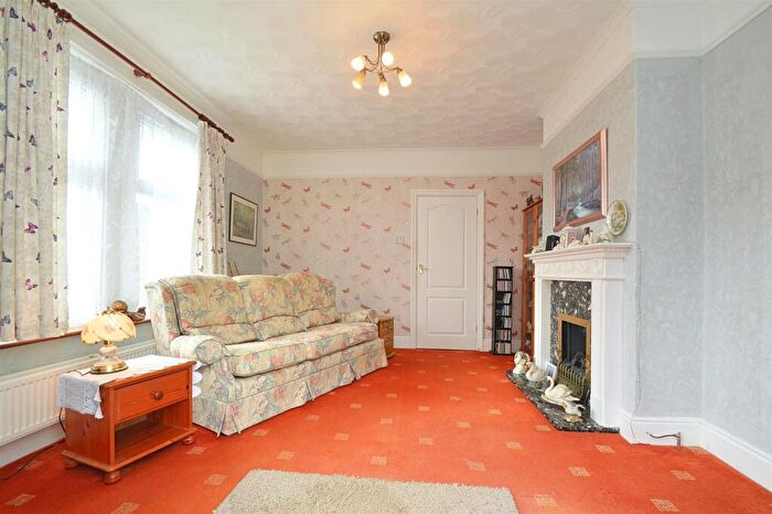 2 Bedroom Detached Bungalow For Sale In Short Walk To Cliff Path * Lake, PO36