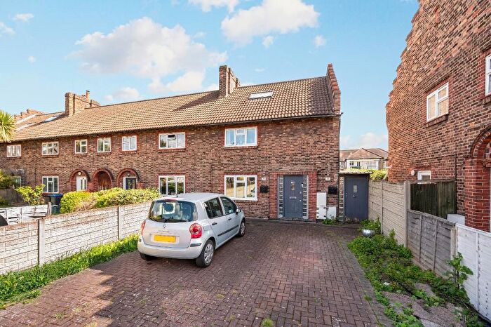 2 Bedroom Flat To Rent In Bakers End, London, SW20