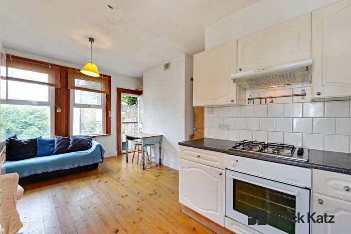 3 Bedroom Flat To Rent In Lyham Road, London, SW2
