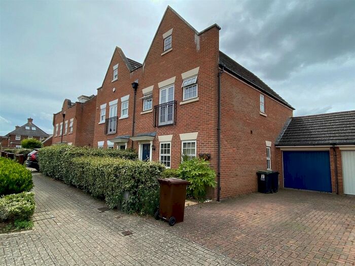 3 Bedroom Semi-Detached House To Rent In Melrose Avenue, Kings Hill, West Malling, ME19