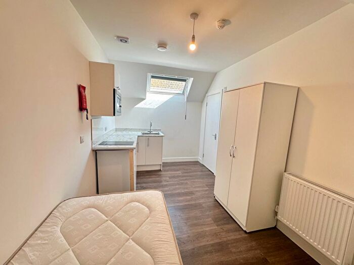 1 Bedroom Studio To Rent In Hanger Lane, Ealing, W5