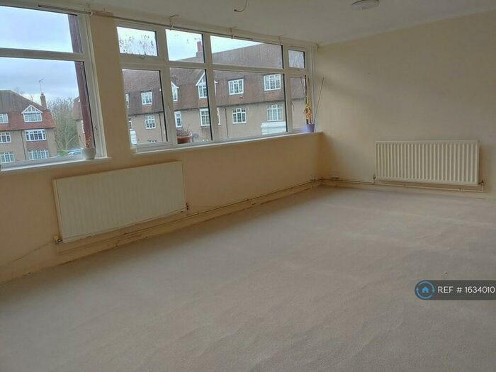3 Bedroom Flat To Rent In Kingston Road, Epsom, KT17