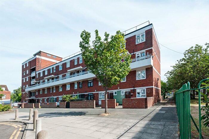 3 Bedroom Flat To Rent In Fellows Court, Weymouth Terrace, London, E2