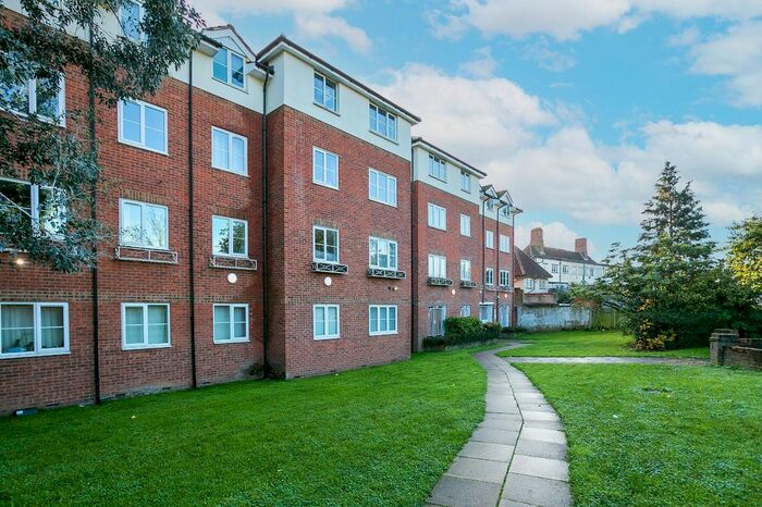 2 Bedroom Flat To Rent In Gladesmere Court, Watford, Hertfordshire, WD24