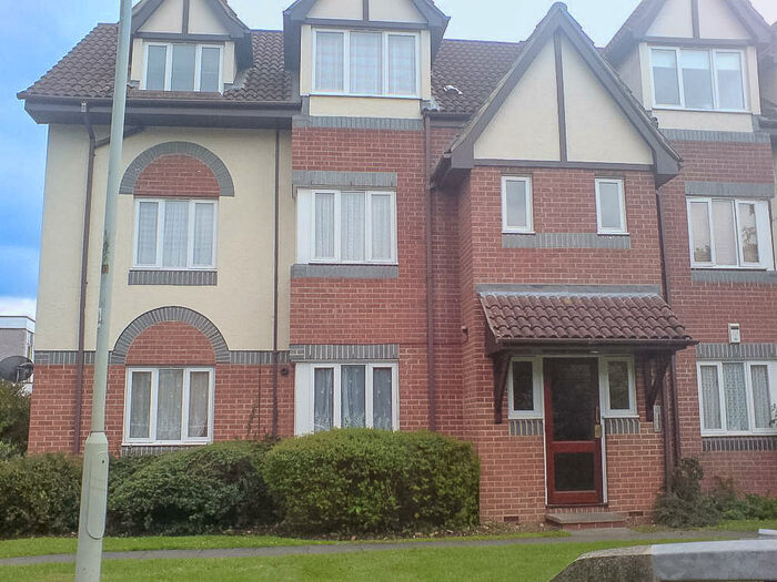 1 Bedroom Flat To Rent In Latimer Court, Bryanstone Road, Waltham Cross, EN8
