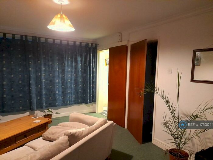 1 Bedroom Flat To Rent In Glaston House, Street, BA16
