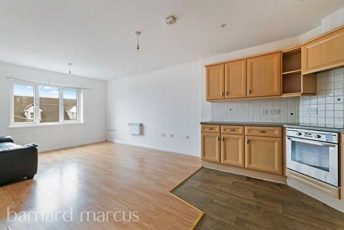 2 Bedroom Flat For Sale In Rydons Way, Redhill, RH1
