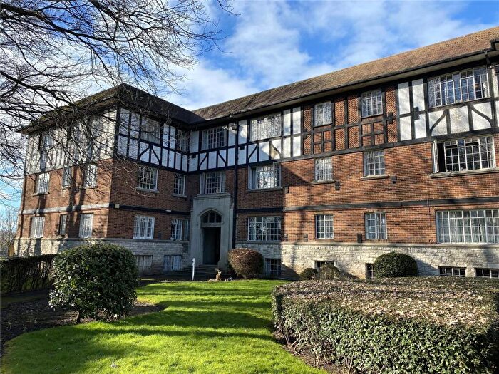 3 Bedroom Flat To Rent In Millbrook Road East, Southampton, Hampshire, SO15