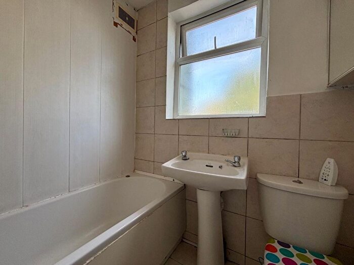 2 Bedroom Flat For Sale In A Courtlands Drive, Watford, Hertfordshire, WD17